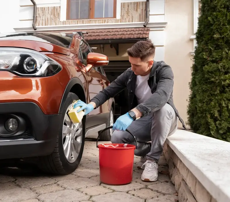 Lavage auto à domicile Montauban-de-Luchon : professionnel intervenant sur un véhicule